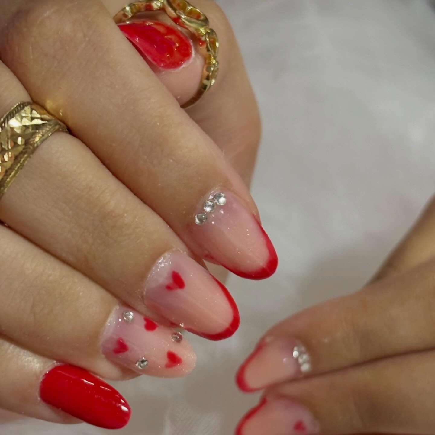 Unhas decoradas com coracoes vermelhos