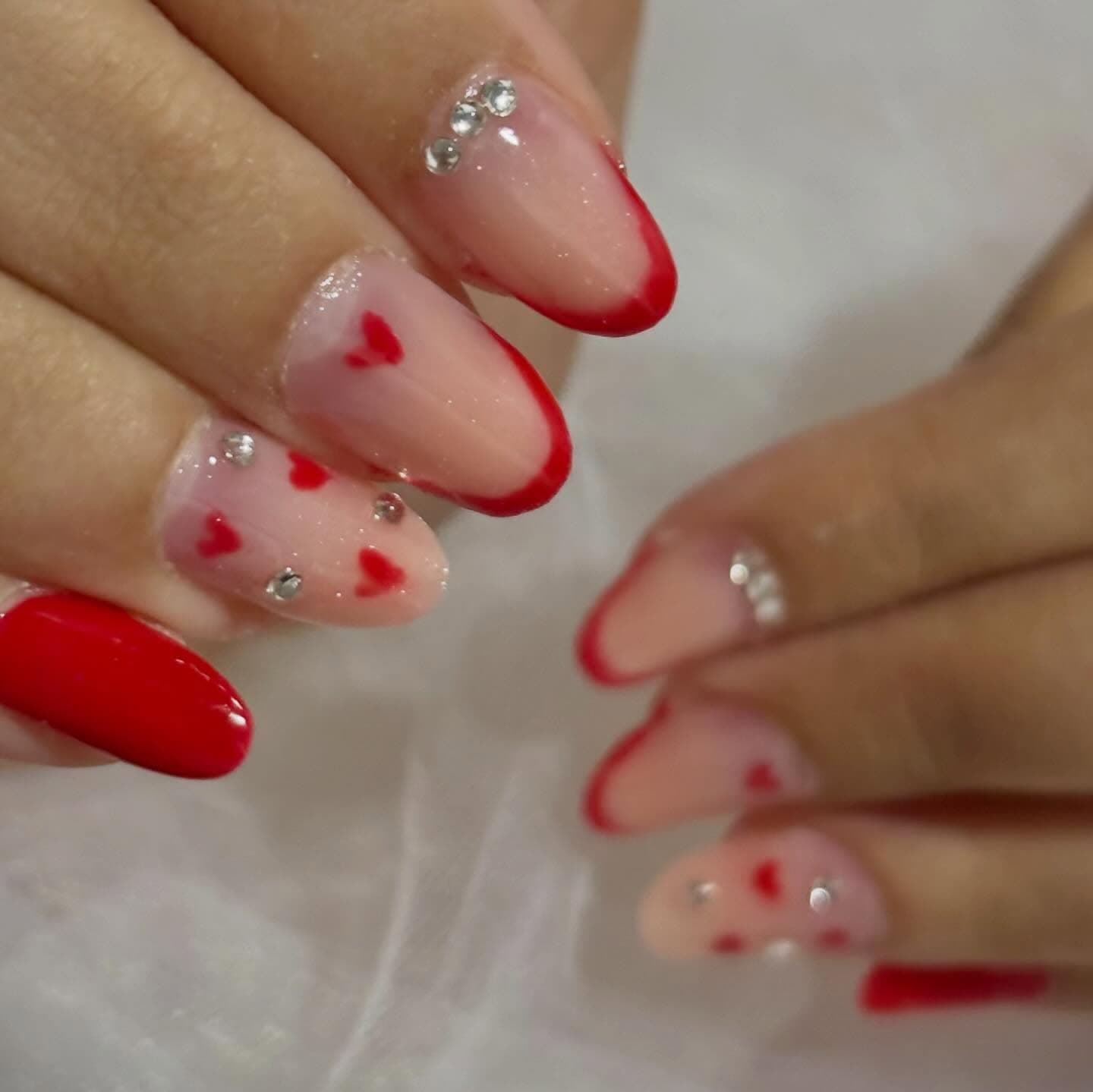 Unhas decoradas com coracoes vermelhos