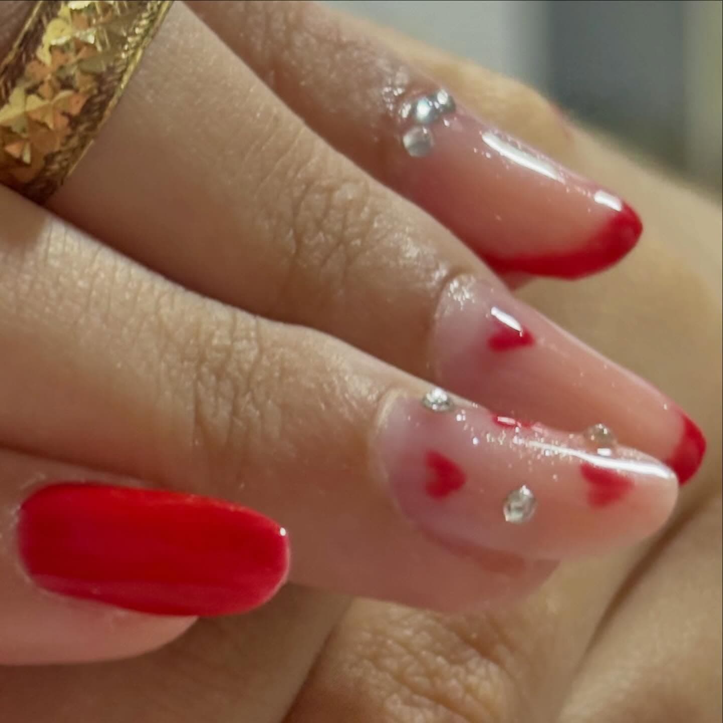 Unhas decoradas com coracoes vermelhos