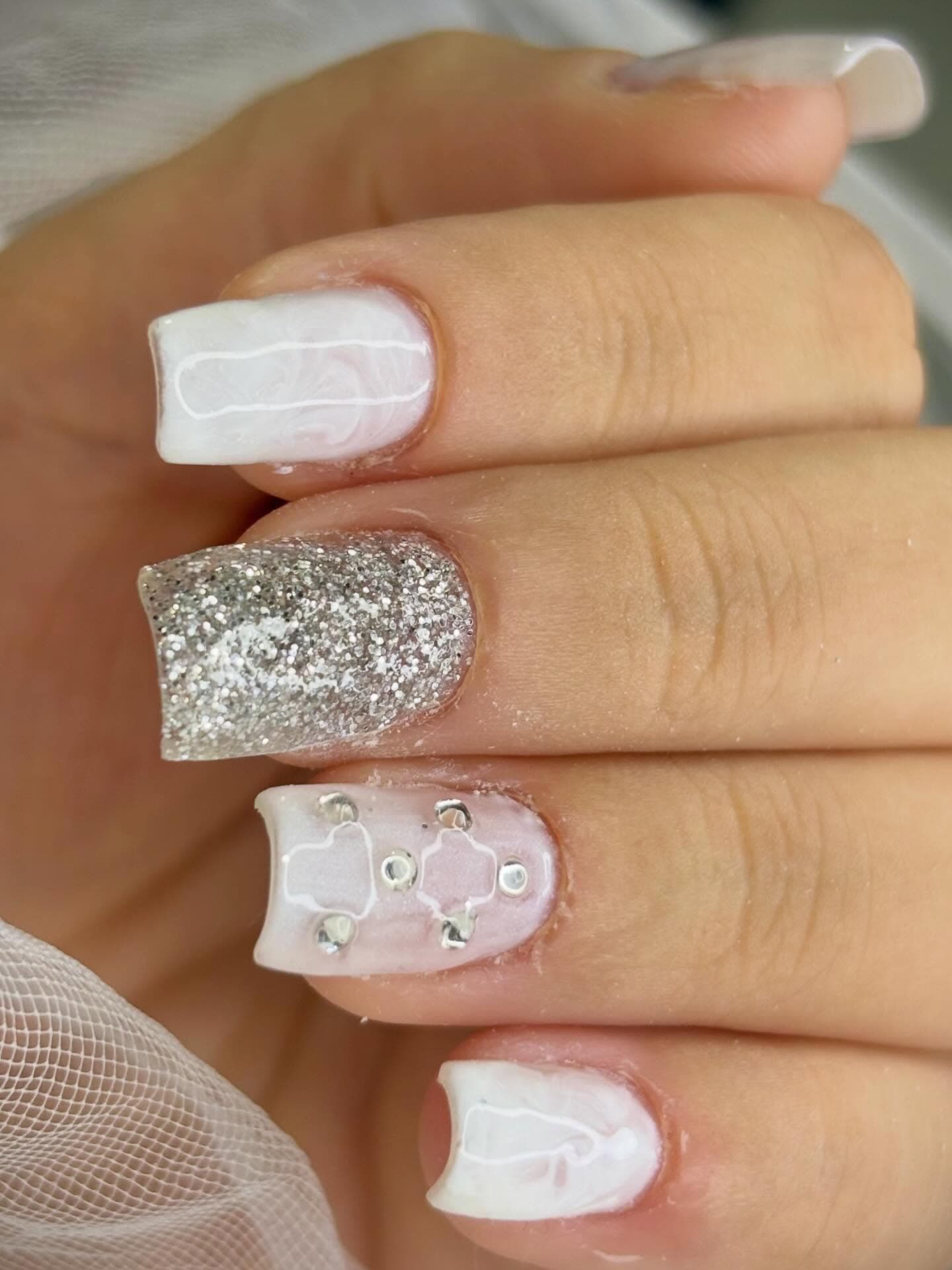 Unhas brancas decoradas com glitter