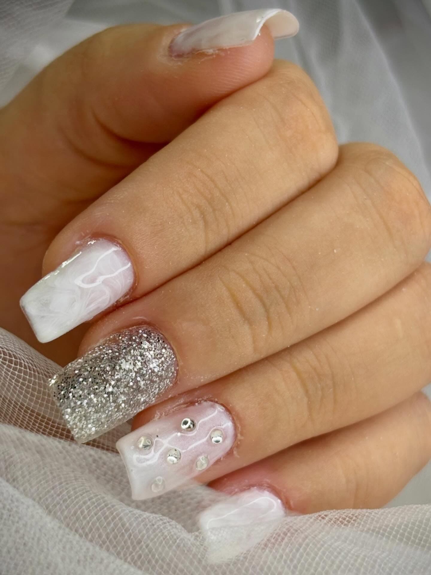 Unhas brancas decoradas com glitter