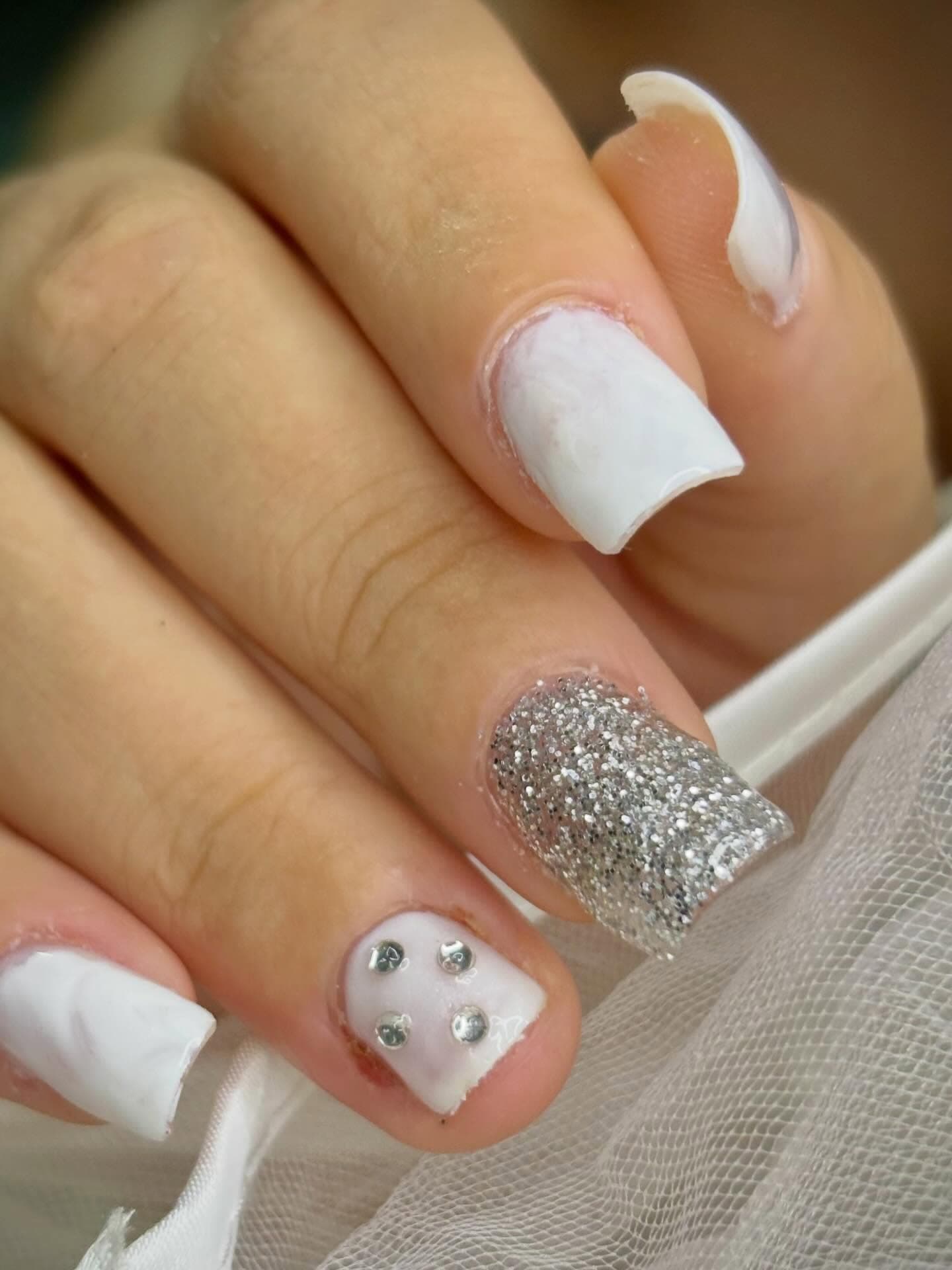 Unhas brancas decoradas com glitter