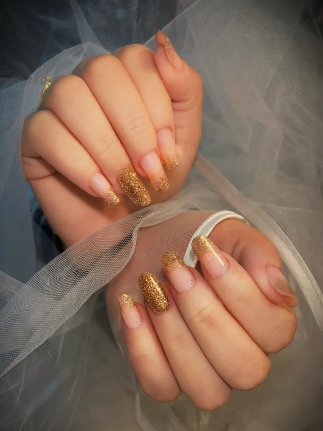 Unhas douradas encapsulada glitter