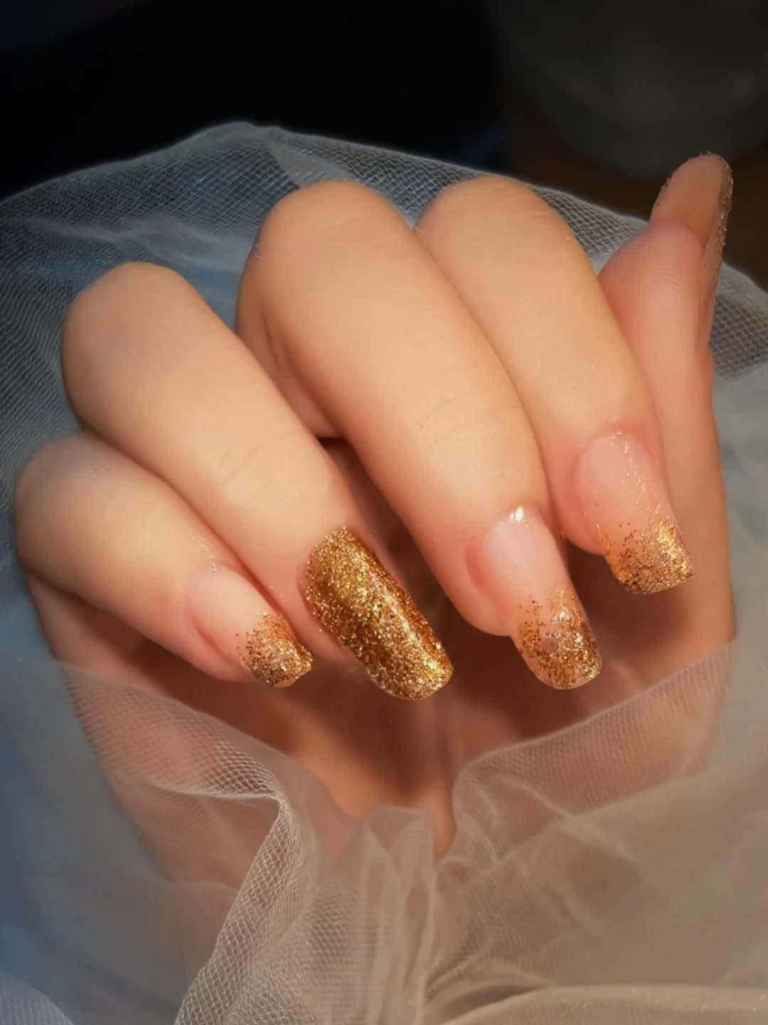 Unhas douradas encapsulada glitter