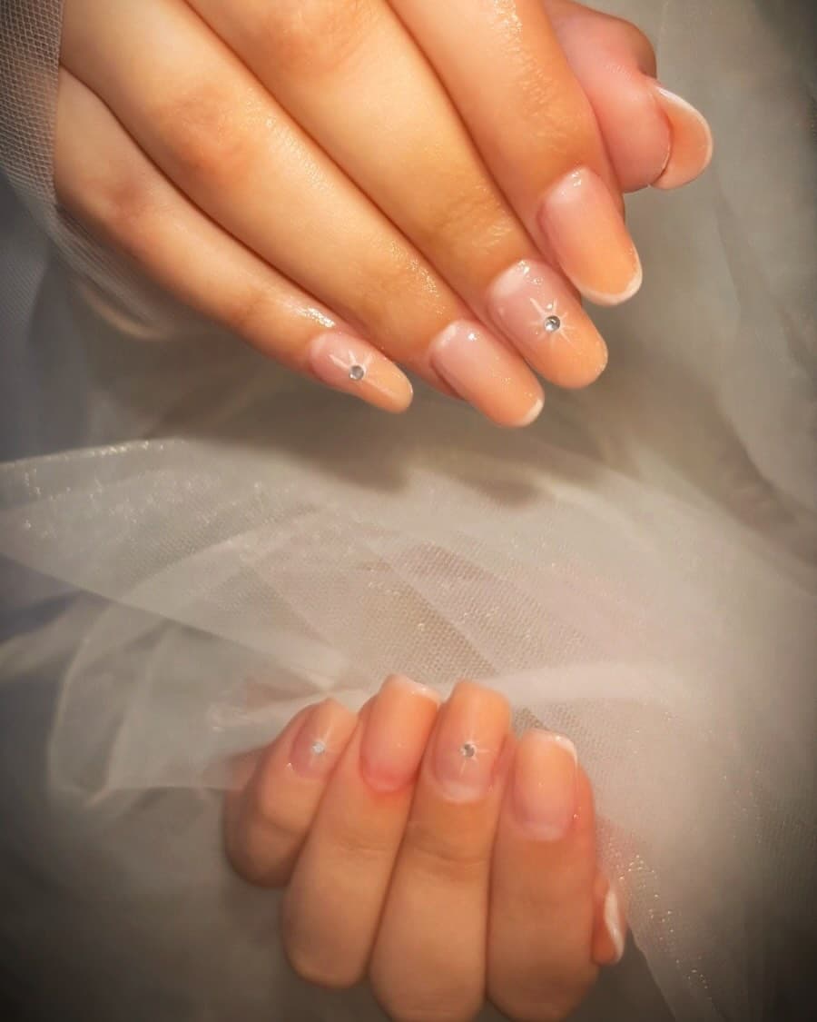 Unhas nude em gel com pedrinhas