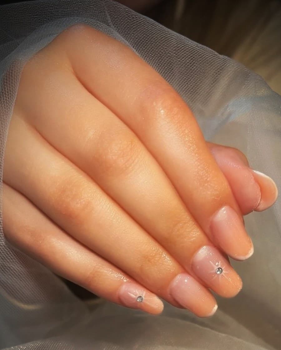 Unhas nude em gel com pedrinhas